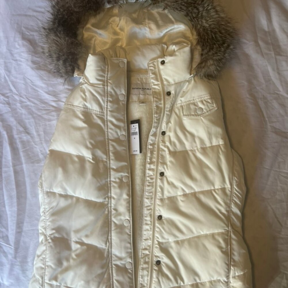 ✨ BANANA REPUBLIC HOODED PUFFER VEST WHITE ✨